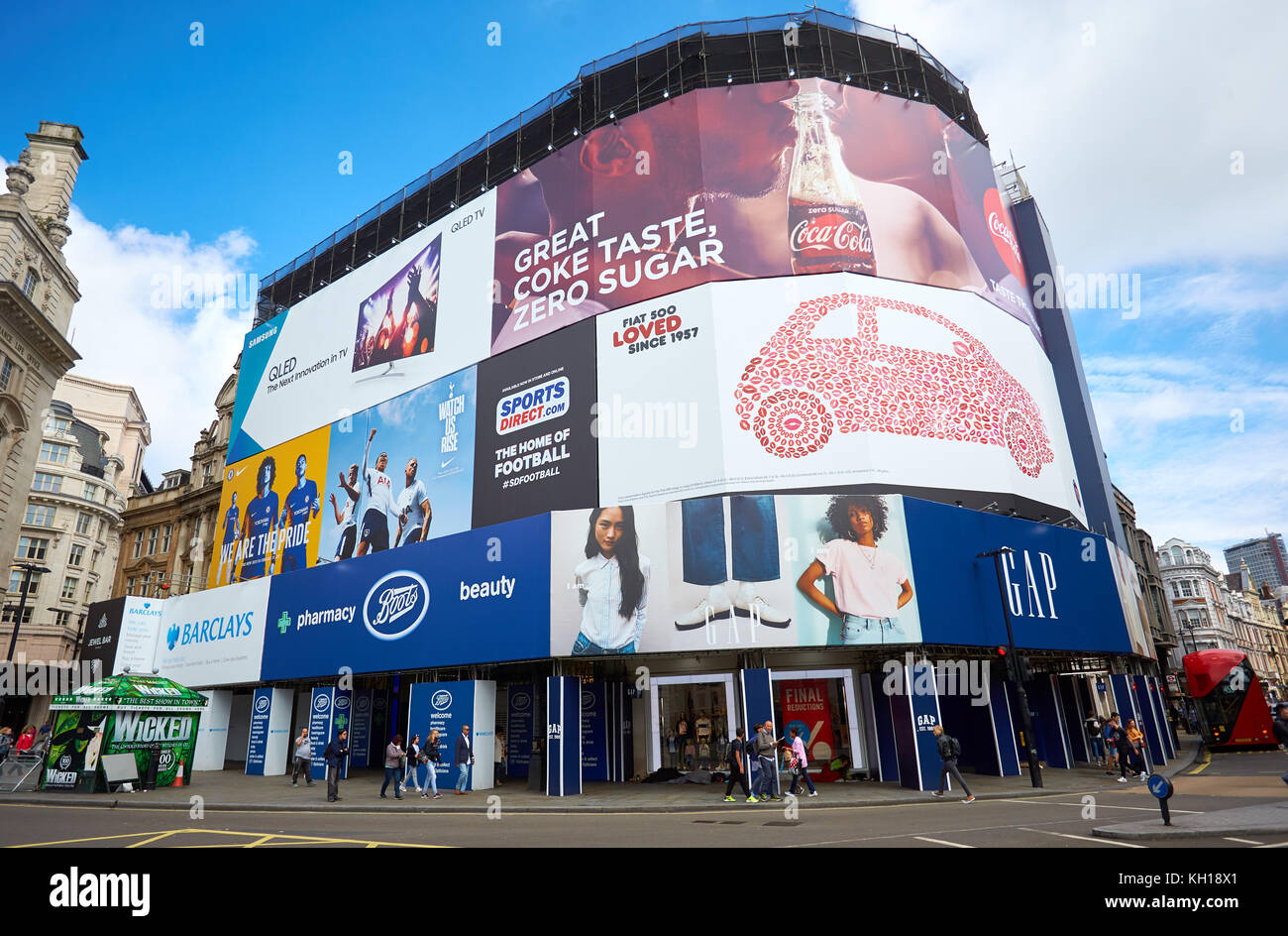 Anuncios temporal en Piccadilly Circus en Londres mientras se instalan nuevas pantallas LED Foto de stock