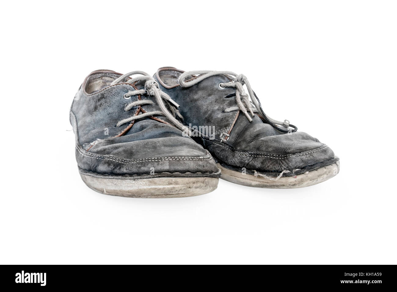Un par de vieja gris zapatos con cordones de cuero sobre un fondo blanco  Fotografía de stock - Alamy