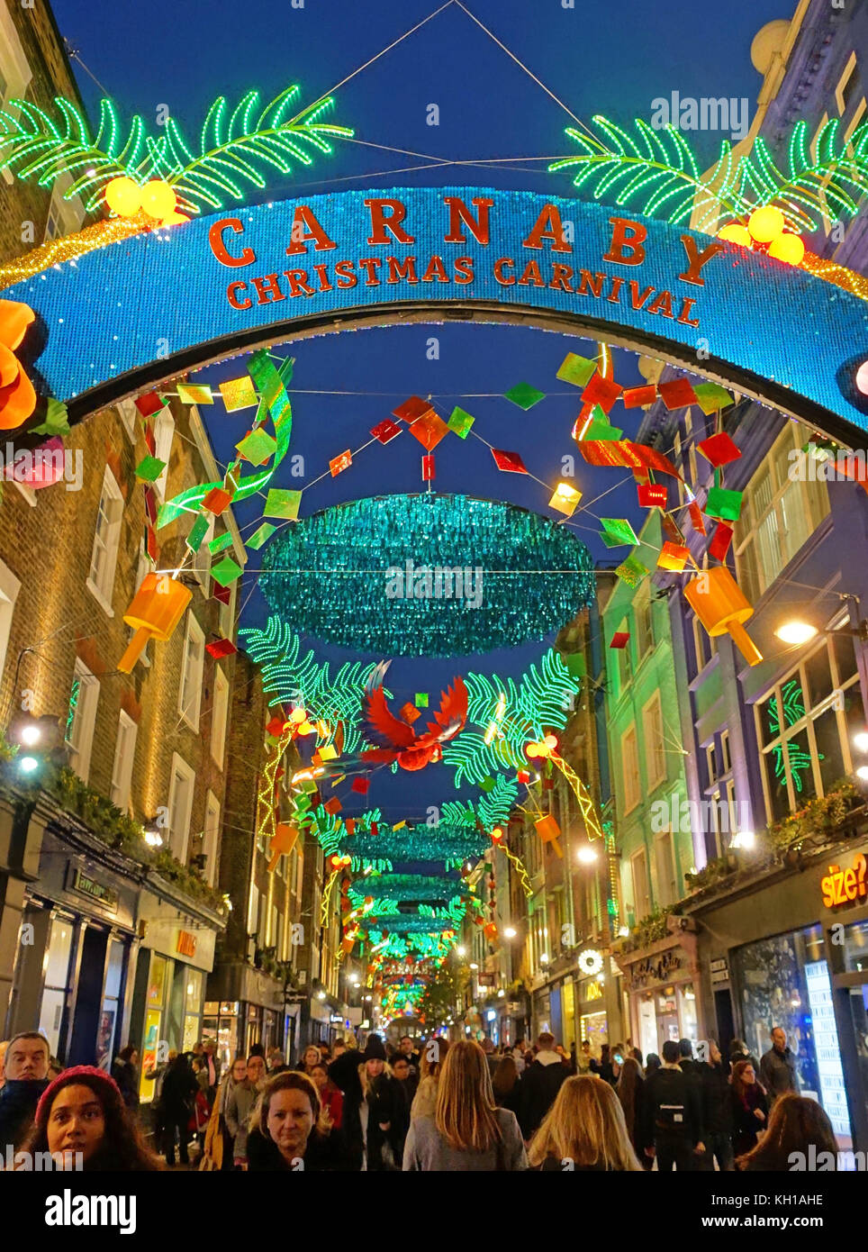 Tema de carnaval las decoraciones de navidad en Carnaby Street, en el West End de Londres 2017 Foto de stock