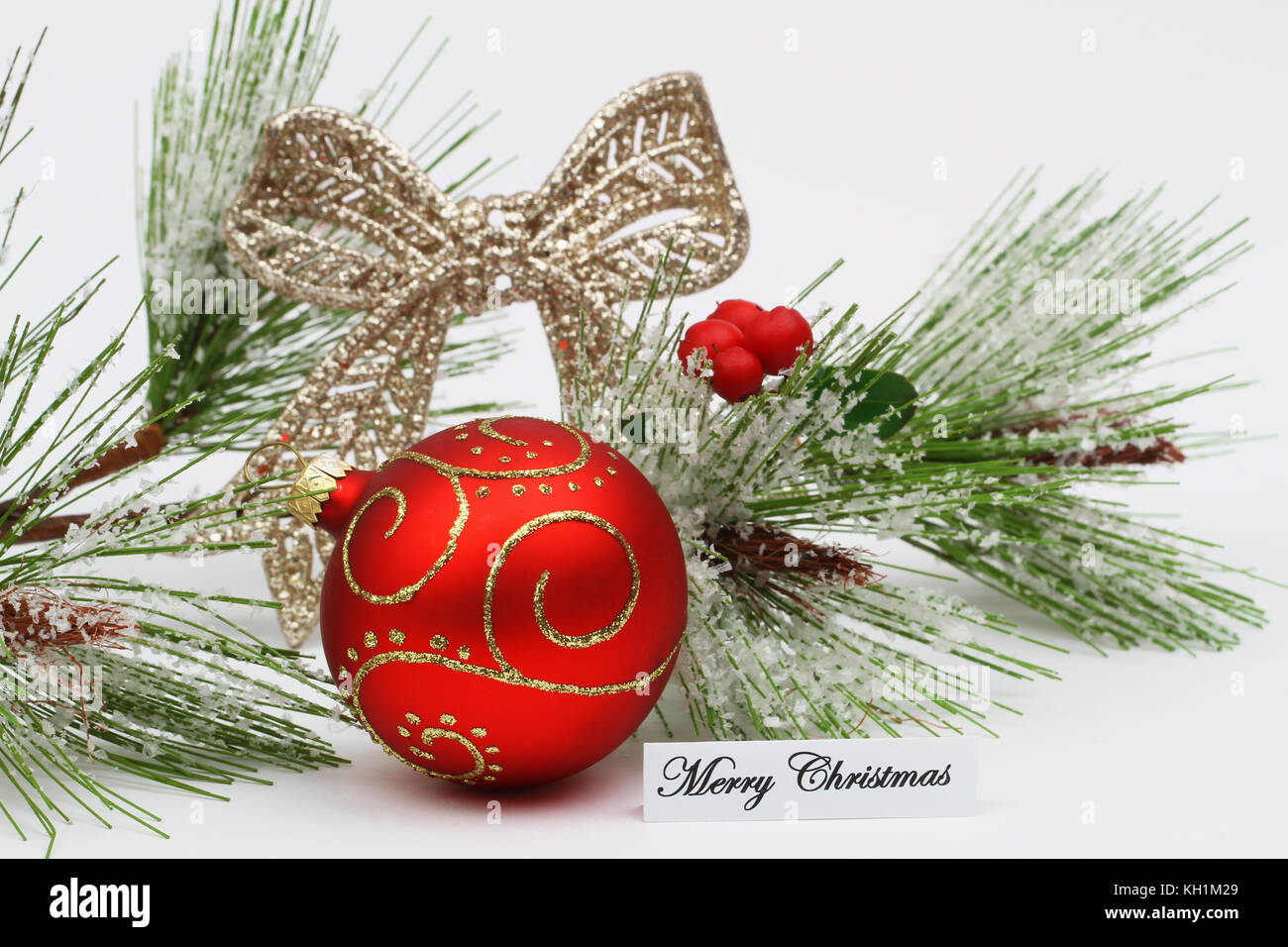 Feliz Navidad tarjeta con coloridos adornos navideños y pino cubierto de nieve Foto de stock