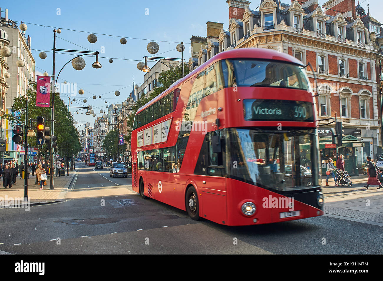 Un autobús de dos pisos de color rojo en el West End londinense viaja por Oxford Street. Foto de stock