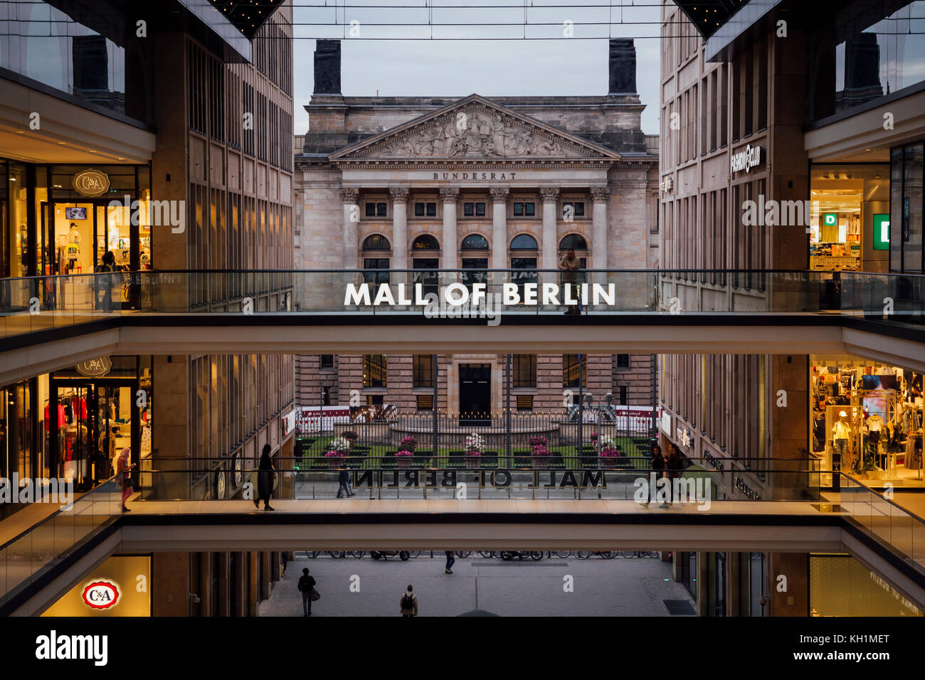 El centro comercial Mall of Berlín en Leipziger Platz, ofreciendo una gran  variedad de tiendas en cuatro pisos Fotografía de stock - Alamy