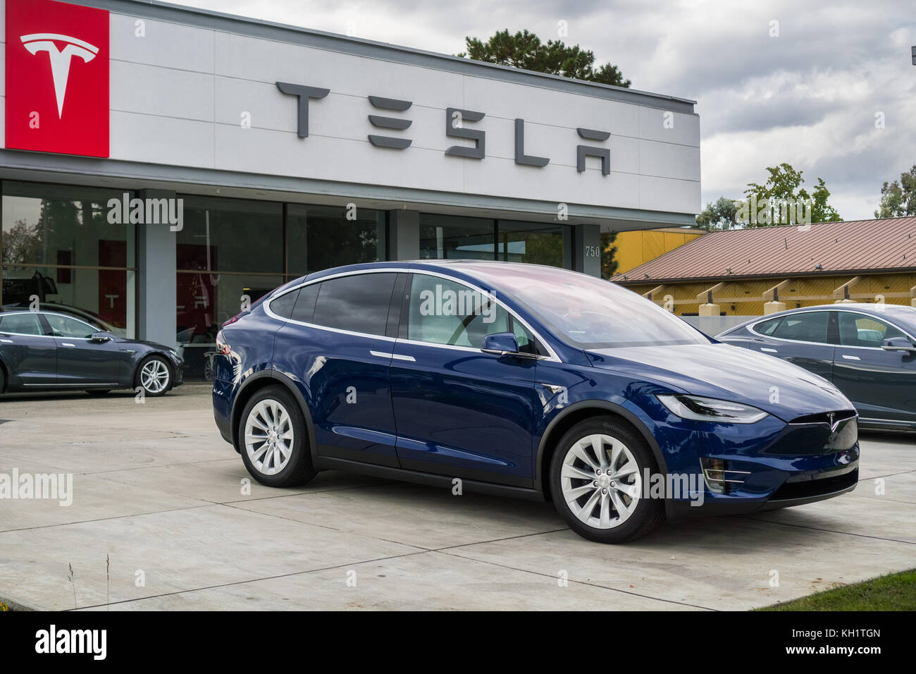 Noviembre 2, 2017 Sunnyvale/CA/USA - Tesla cars muestran delante de un showroom en San Francisco Bay Area Foto de stock