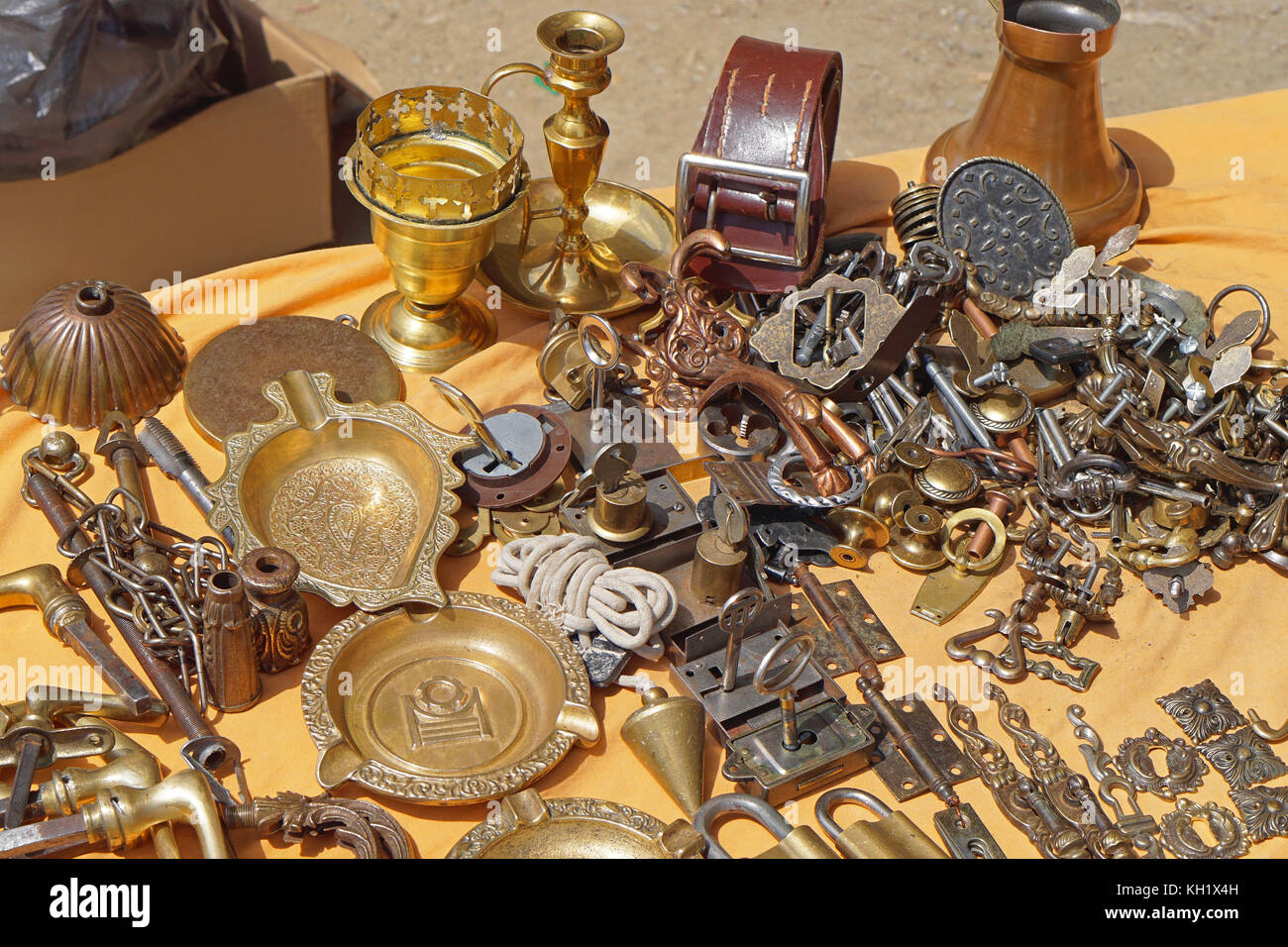 Antiguos objetos de bronce y latón para venta en mercado de pulgas  Fotografía de stock - Alamy