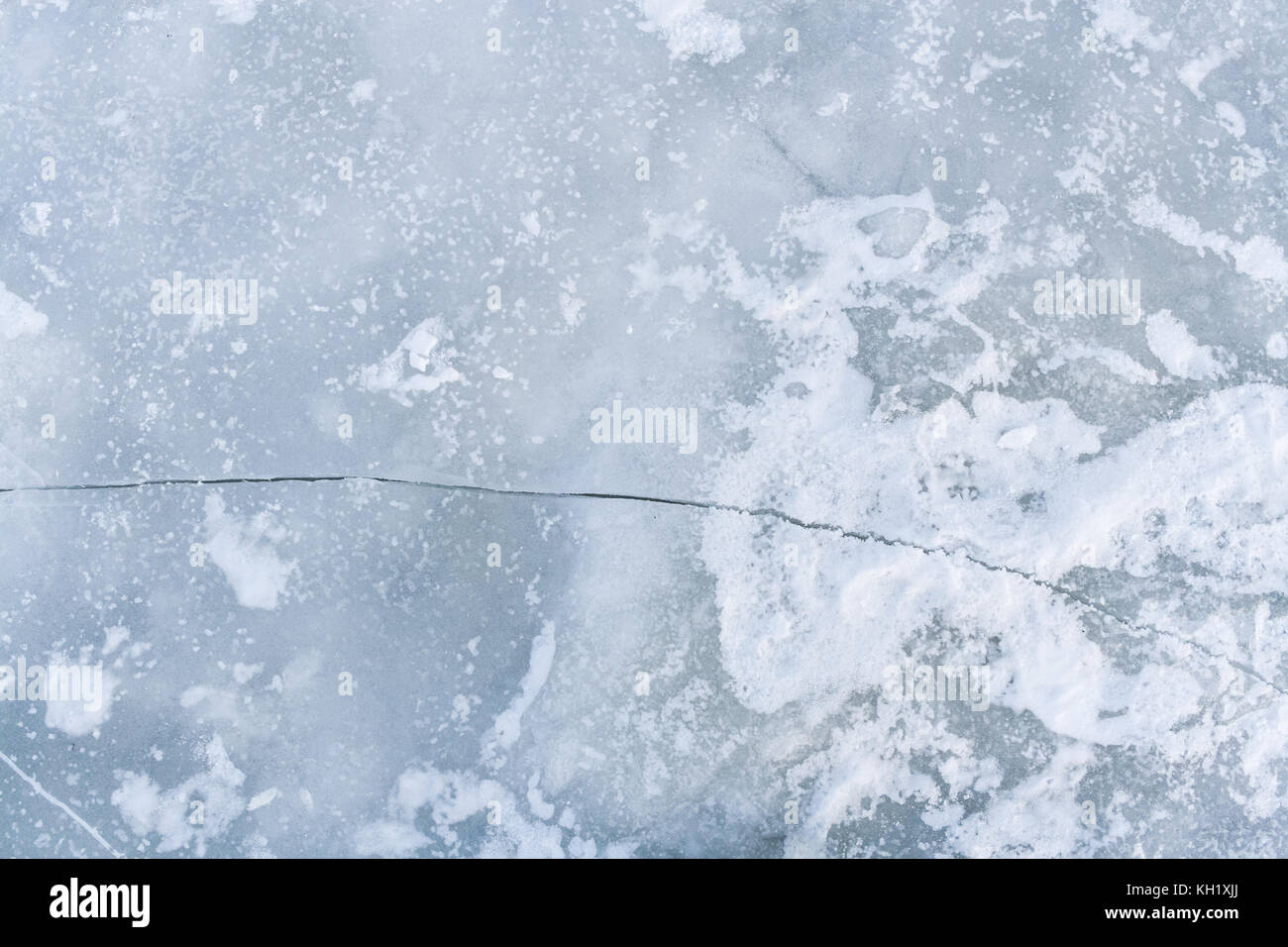 La grieta en el hielo de la superficie del río. Foto de stock