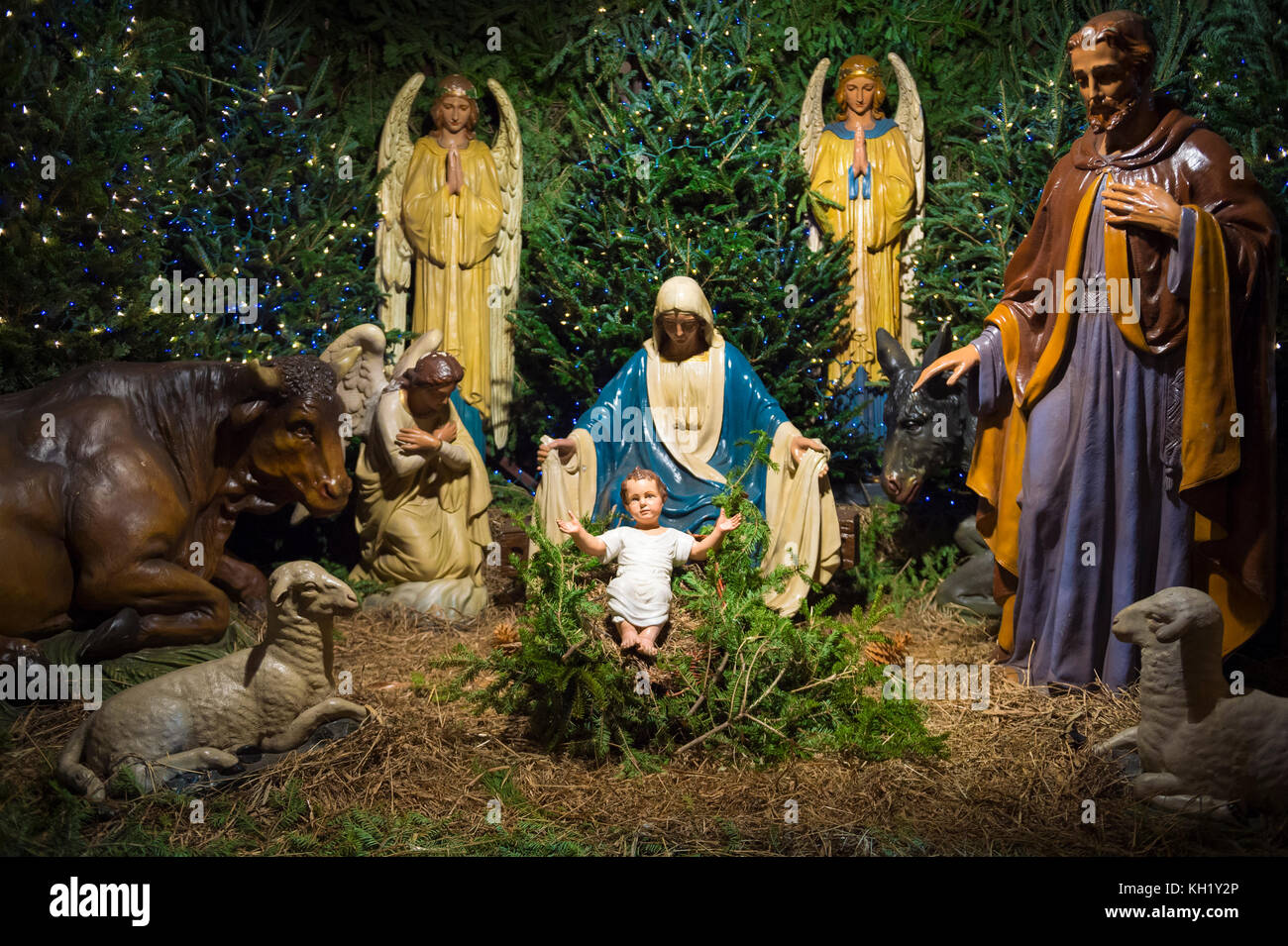 Pesebre navideño con María, José y el ángel Gabriel mirando hacia abajo  sobre el niño Jesús en su pesebre Fotografía de stock - Alamy
