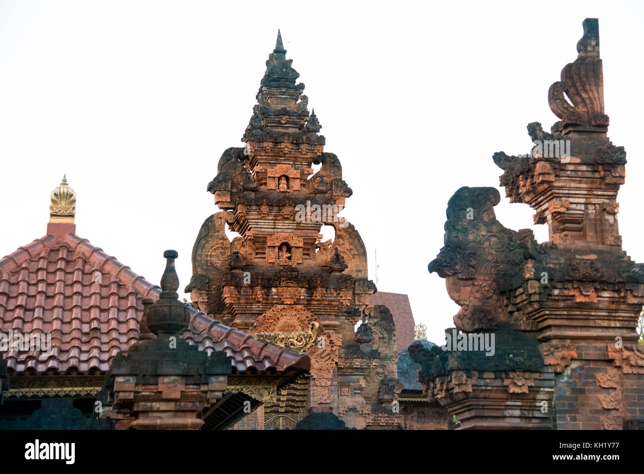 Templo balinés y arquitectura en Bali, Indonesia. Foto de stock