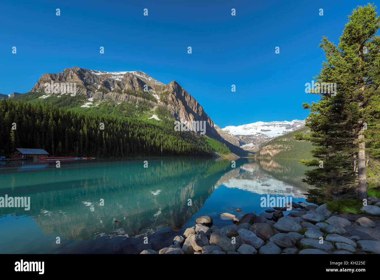 Hermoso lago Louise en el parque nacional Banff Foto de stock