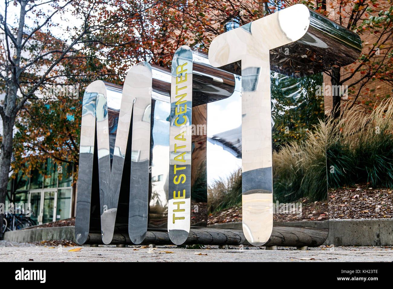 MIT, letras de metal grande, en el corazón de Stata Center en el Instituto de Tecnología de Massachusetts. Foto de stock