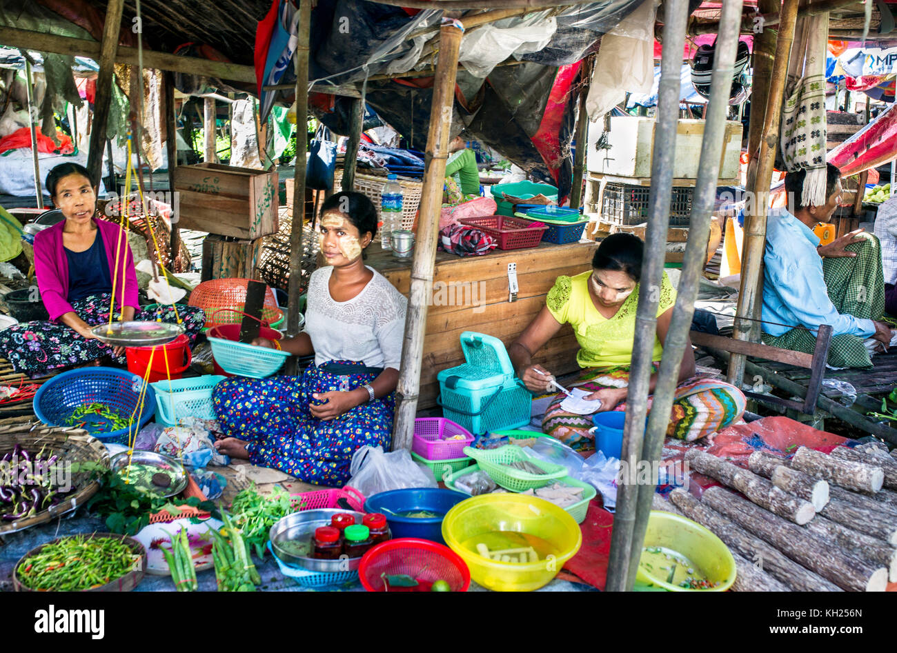 Birmano birmano (proveedores) en el mercado local de dala Myanmar (Birmania). Foto de stock