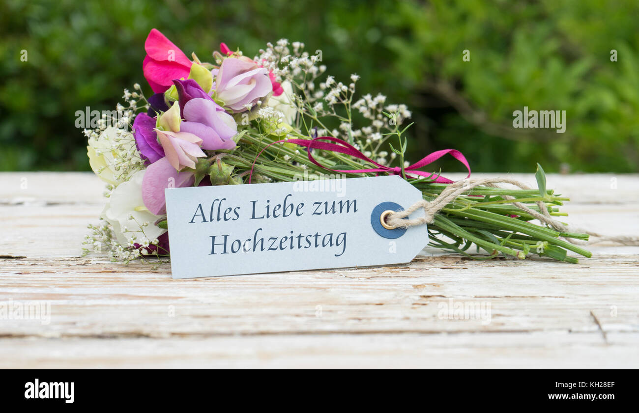 Bouquet con aromáticas Las vezas y tarjeta con el texto en alemán: todo el amor para el día de la boda Foto de stock