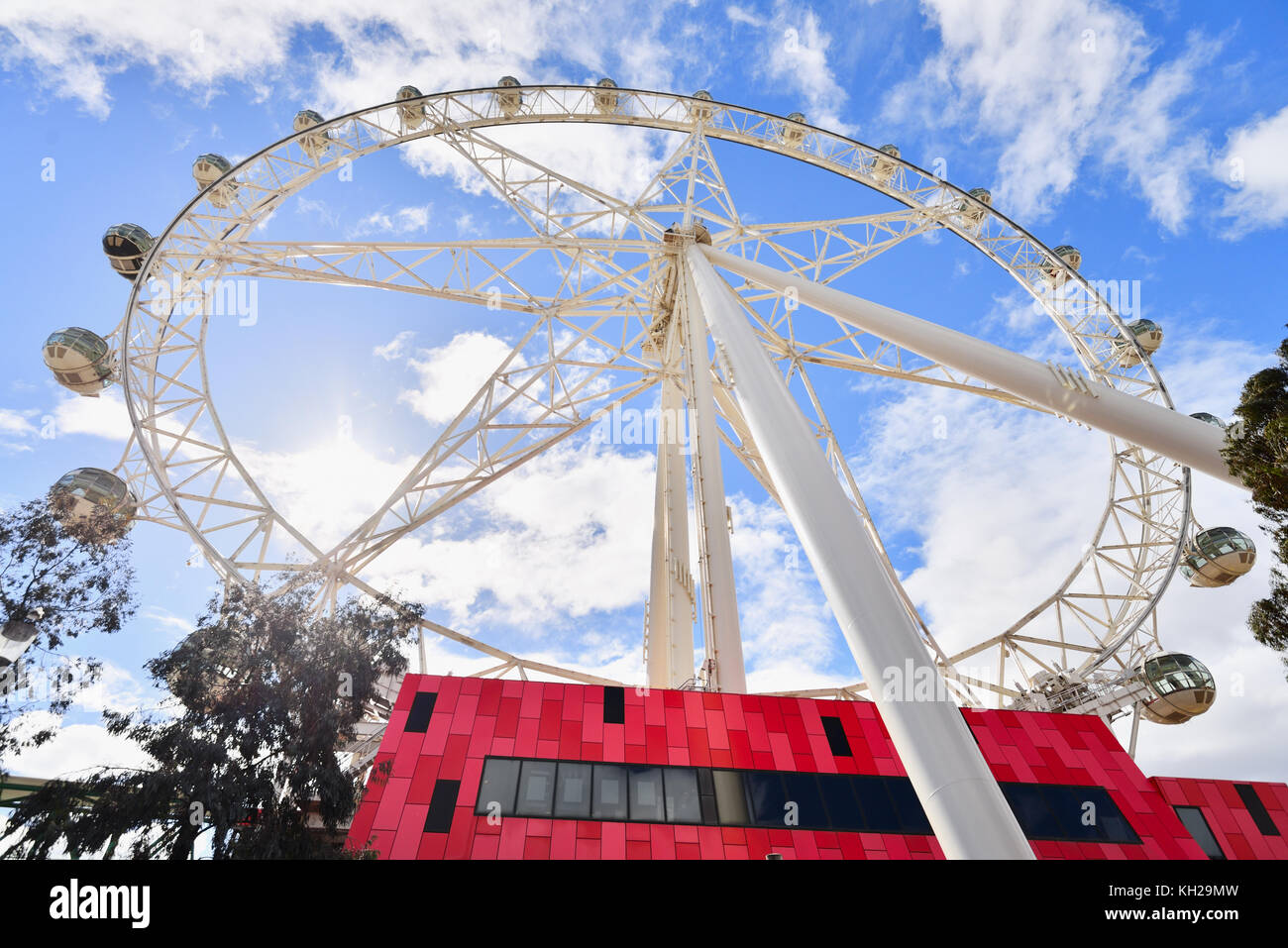 Australia Melbourne. Melbourne Star rueda de Ferris en el Waterfront City precint en el área de Docklands, a plena luz del día. Foto de stock