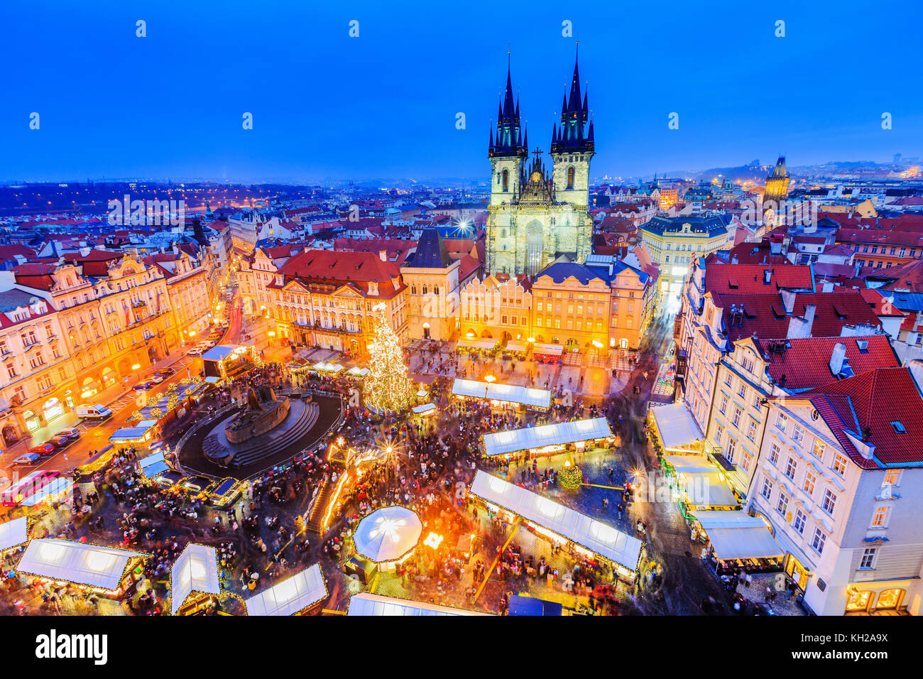 Praga, República Checa Repubilc. Mercado navideño en la Plaza de la Ciudad Vieja. Foto de stock