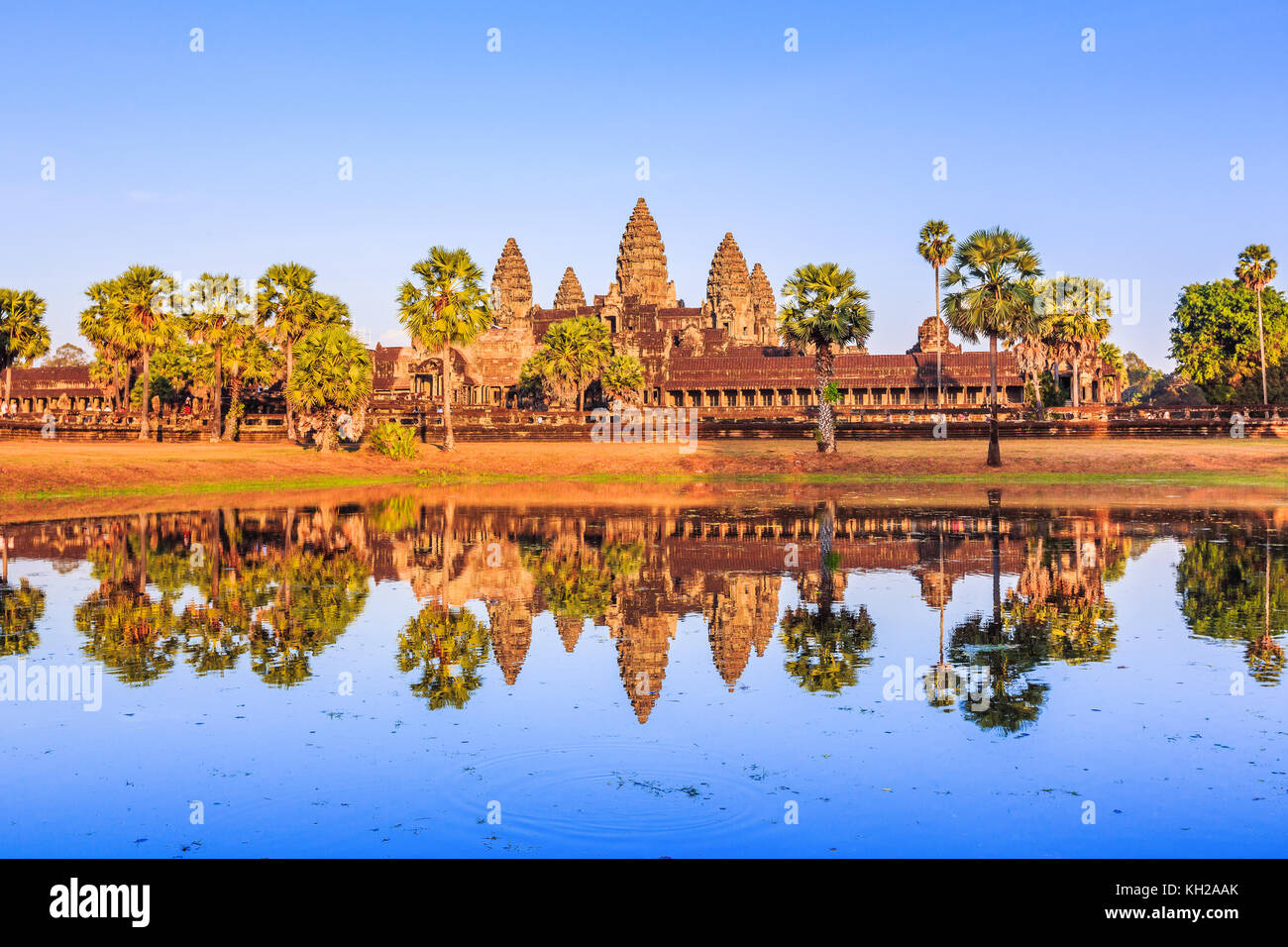 Angkor Wat, Camboya. vista desde el otro lado del lago. Foto de stock