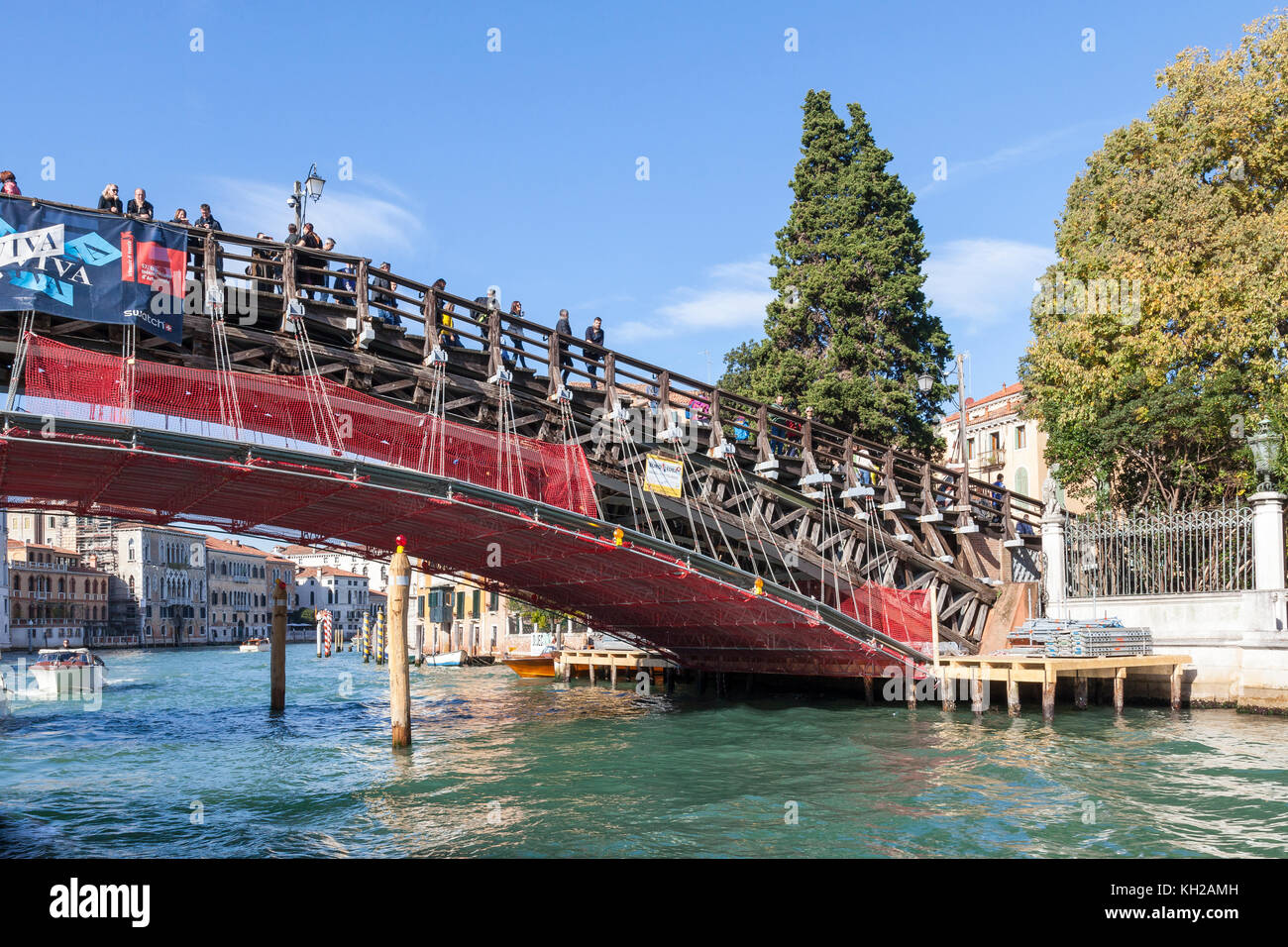 Los trabajos de restauración que se están llevando a cabo en el puente de la Accademia, el Gran Canal de Venecia, Véneto, Italia financiado por la empresa de anteojos Luxottica Foto de stock