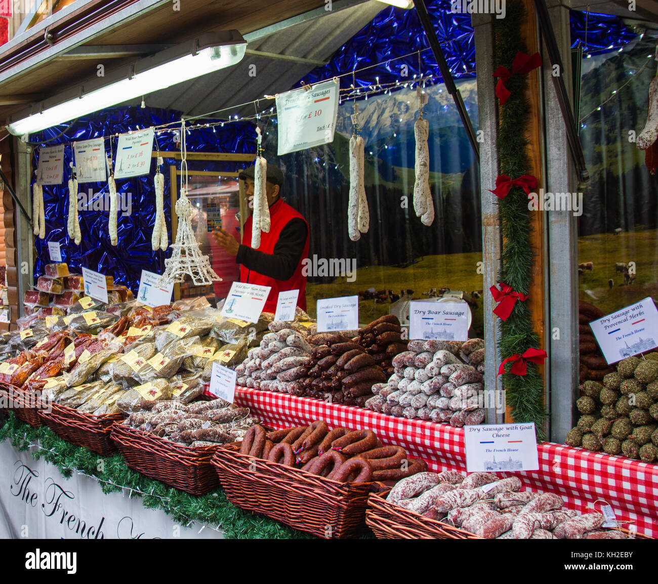 Pilas de diferentes tipos de unión salchichas en un stand en la Unión Mercado navideño en la Plaza Albert, Manchester, Reino Unido adoptó el 11 Nov 2017 Foto de stock