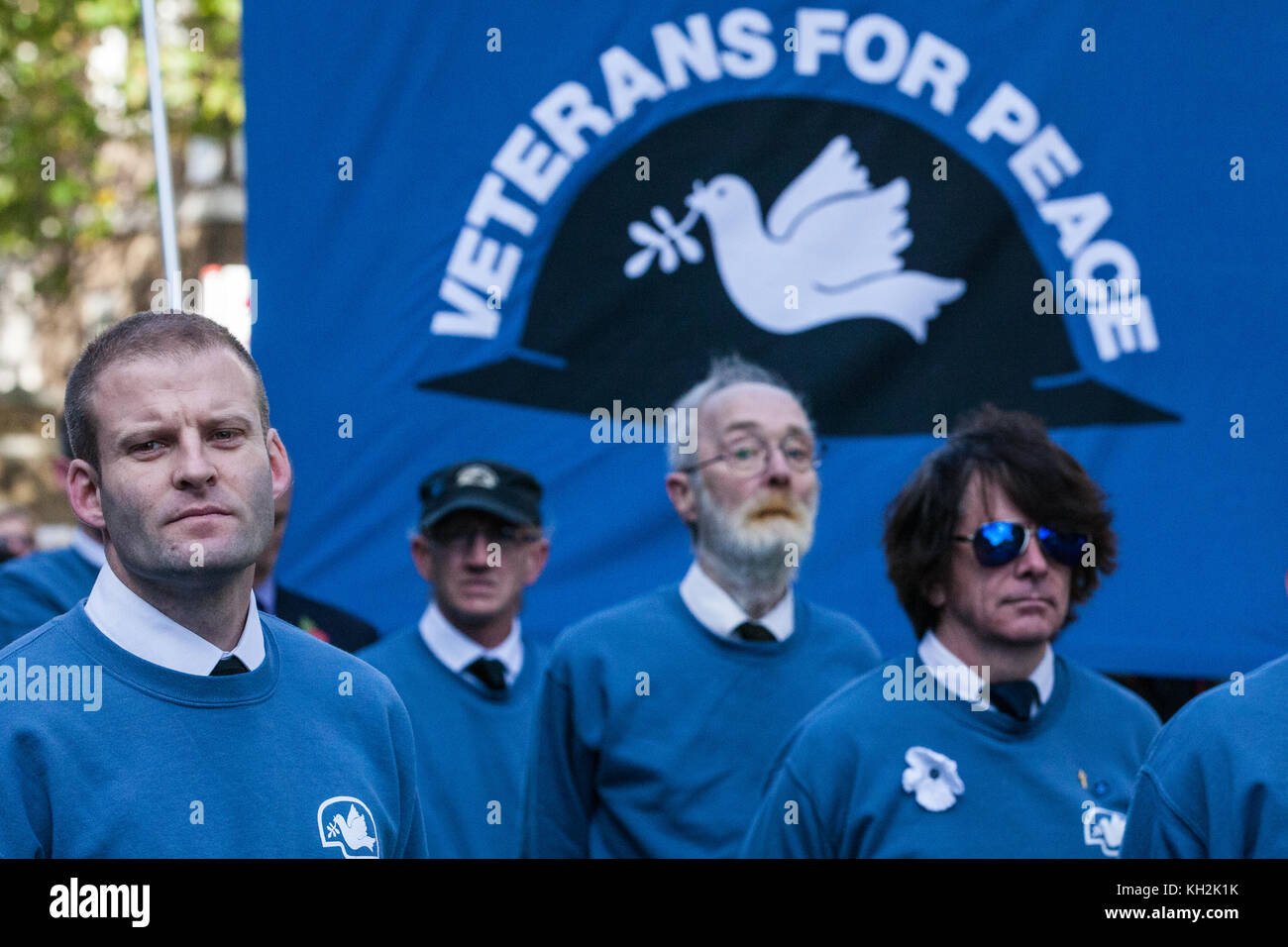 Londres, Reino Unido. 12 de noviembre de 2017 ben Griffin (l), ex-soldado del SAS y coordinador de veteranos por la paz, en el Reino Unido organiza servicios de ex hombres y mujeres de veteranos por la paz (VFP Reino Unido uk) preparación para caminar hasta el cenotafio en recuerdo domingo. vfp británica fue fundada en 2011 y trabaja para influir en la política exterior y de defensa del Reino Unido para el propósito más grande de la paz mundial. Crédito: mark kerrison/alamy live news Foto de stock