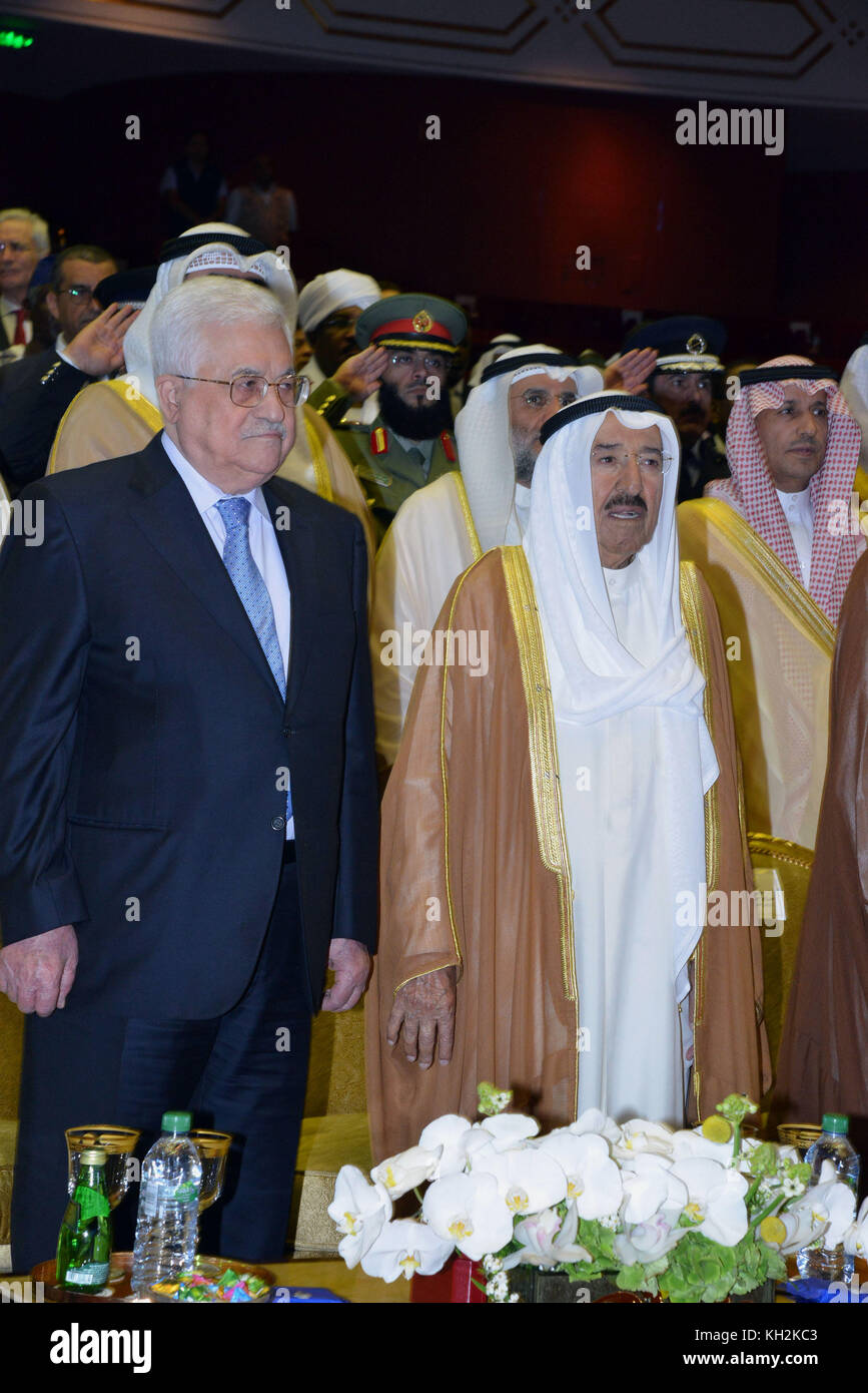 Kuwait, Kuwait, Kuwait. 12 de noviembre de 2017. El emir de Kuwait, el  Jeque Sabah al-Ahmad al-Jaber al-Sabah, y el Presidente palestino Mahmoud  Abbas asisten a la conferencia sobre "la promoción de