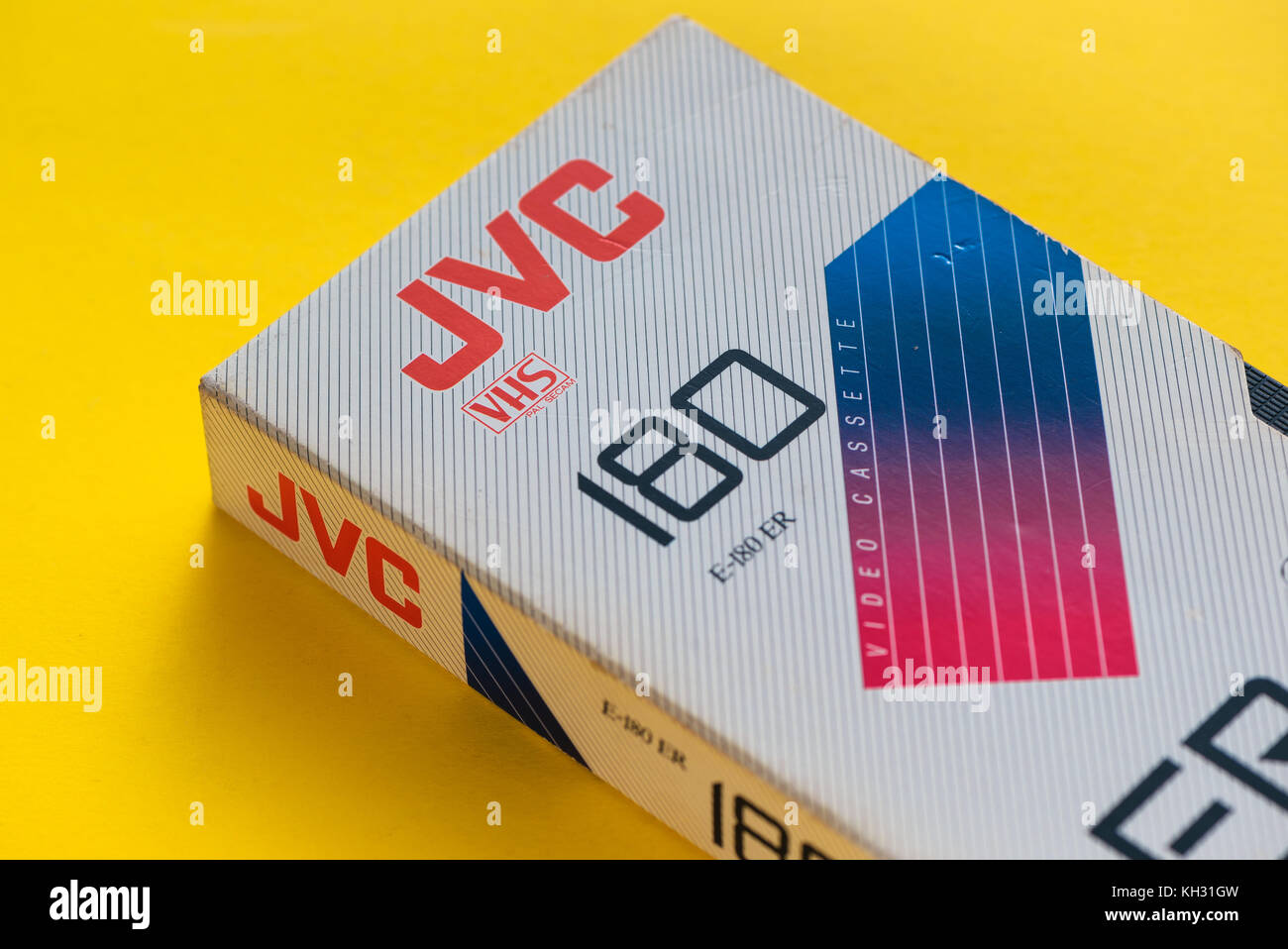 Novi Sad, Serbia - Noviembre 6, 2017: video cassette VHS de JVC. video home  system, la grabación de cintas magnetofónicas fue lanzado en Japón a  finales de 1970 vi retro Fotografía de stock - Alamy