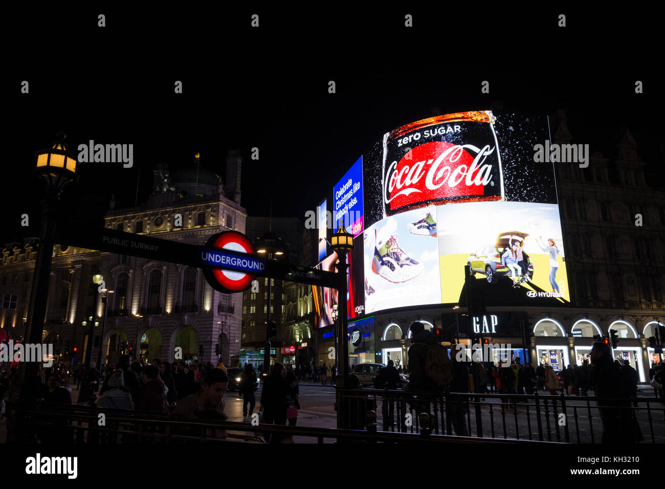 La icónica luces de Piccadilly, ahora conocido como la curva, han tenido una alta tecnología, state-of-the-art, actualice con la pantalla LED más grande de Europa. Foto de stock