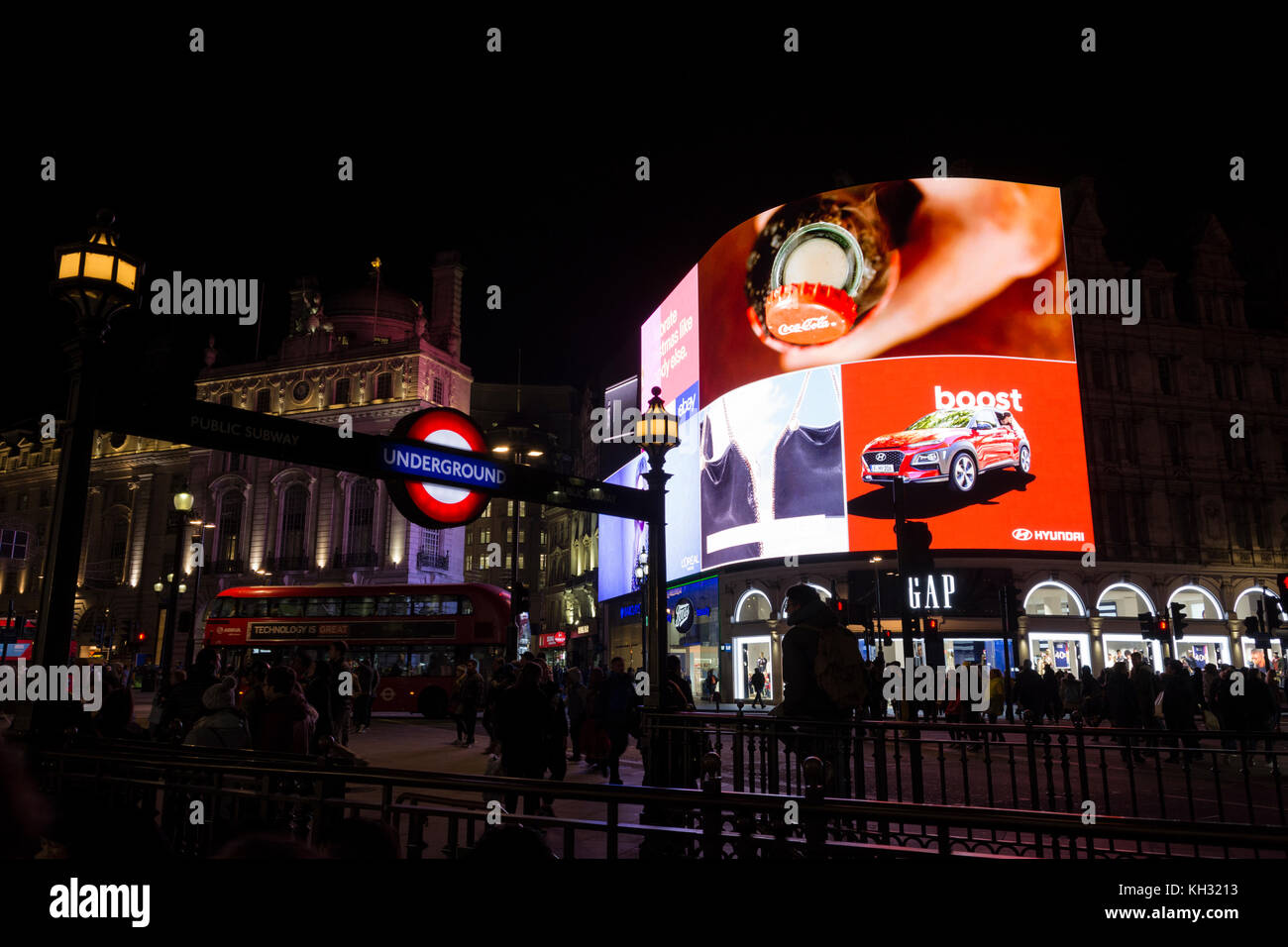 La icónica luces de Piccadilly, ahora conocido como la curva, han tenido una alta tecnología, state-of-the-art, actualice con la pantalla LED más grande de Europa. Foto de stock