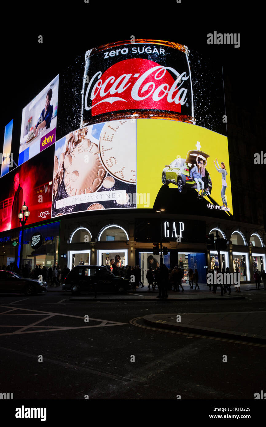 La icónica luces de Piccadilly, ahora conocido como la curva, han tenido una alta tecnología, state-of-the-art, actualice con la pantalla LED más grande de Europa. Foto de stock