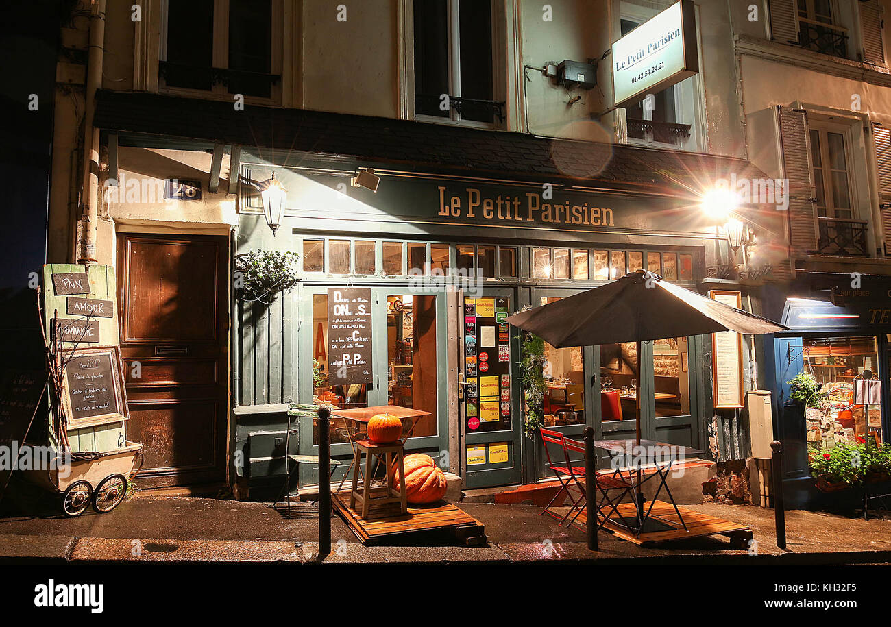 El punto de vista del típico café de París le petit Parisien, en la