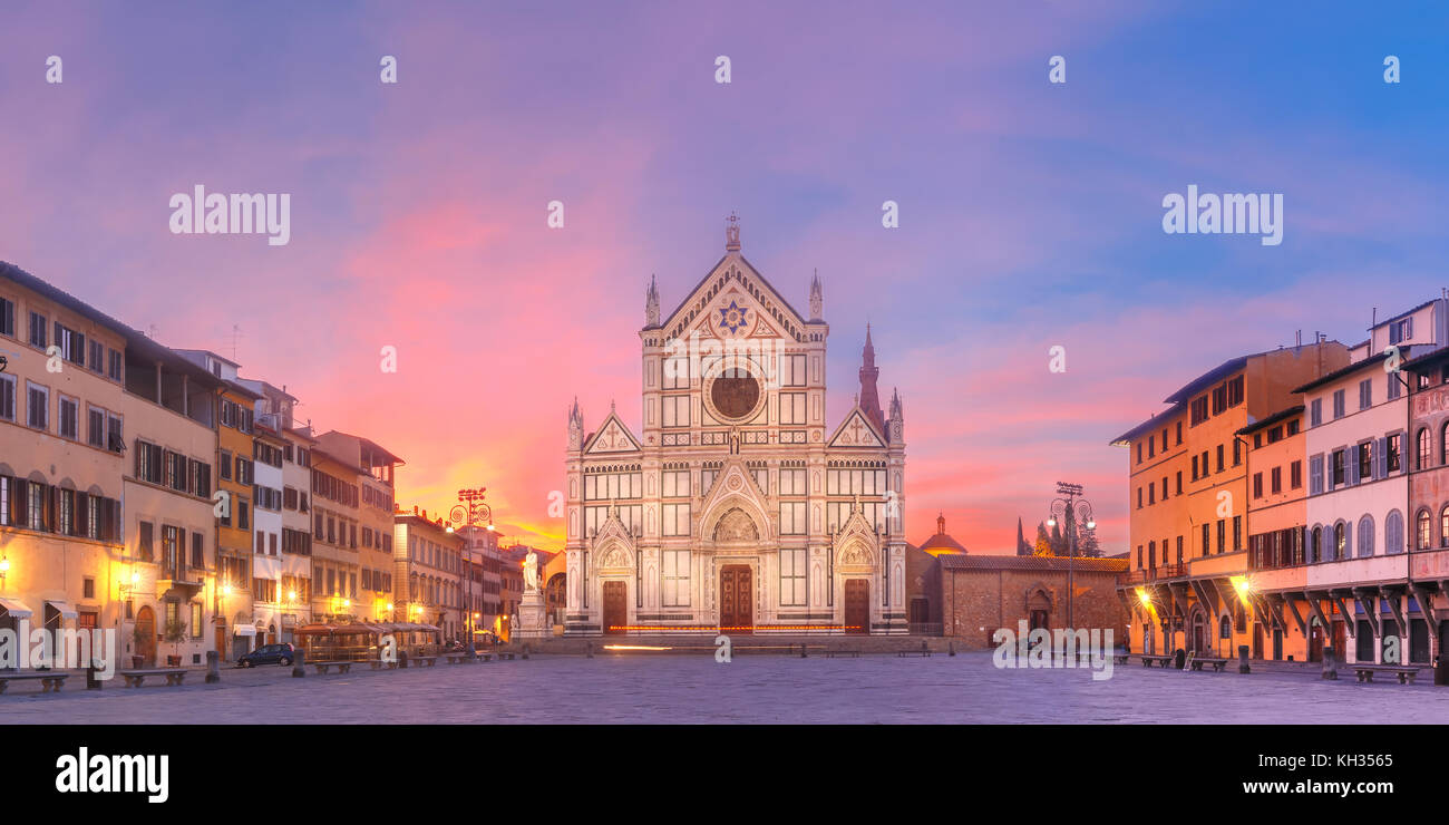 La Basílica di Santa Croce en Sunrise, Florencia, Italia. Foto de stock