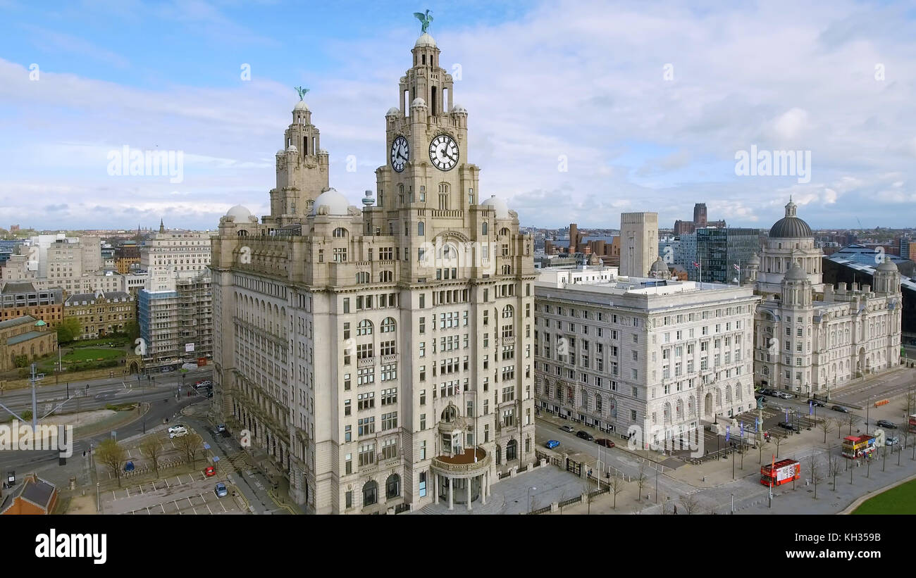 Vista aérea del Ayuntamiento de Liverpool con el centro de la ciudad histórico edificio Royal Liver icónica Torre del Reloj en Inglaterra, Reino Unido Foto de stock
