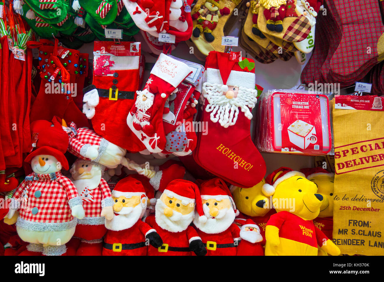 Regalos de Navidad y decoraciones de venta en una tienda Foto de stock