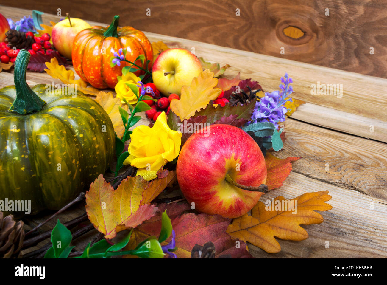 El día de acción de gracias, con una decoración de color rojo, amarillo otoño hojas, calabazas, Apple, lila flores y rowan bayas sobre la mesa de madera antigua, espacio de copia Foto de stock