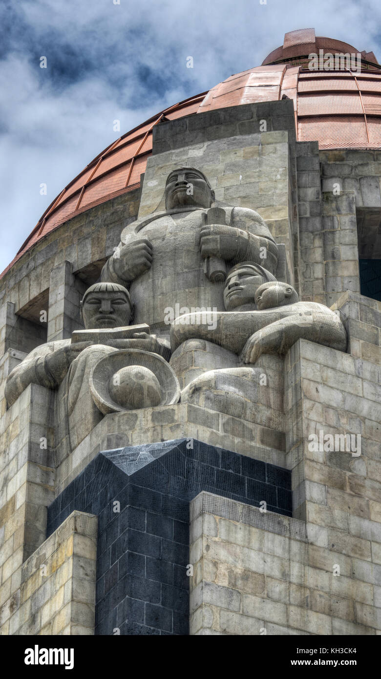 Escultura de campesinos en el monumento a la revolución mexicana (monumento a la revolución
