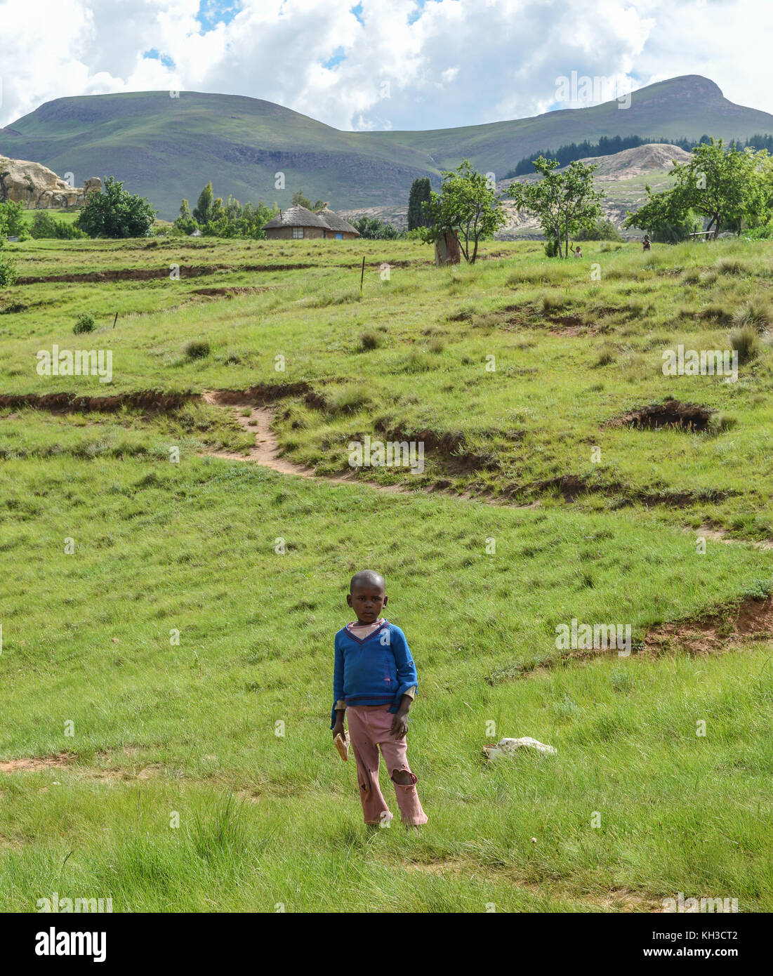 Butha-buthe, Lesotho - 17 de diciembre de 2012. Un chico del basotho local Butha-buthe región de Lesotho Lesotho es uno de los países más pobres en el wo Foto de stock