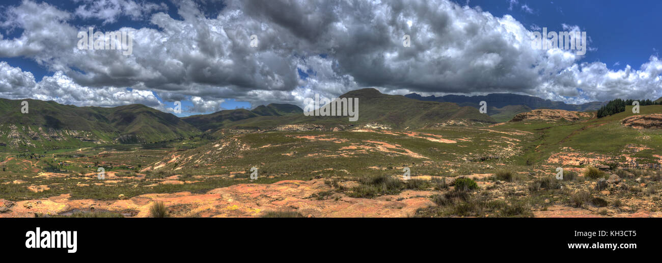 Paisaje montañoso de la región de Butha Buthe de Lesotho Lesotho, oficialmente el reino de Lesotho, es un país sin litoral y el enclave. Foto de stock