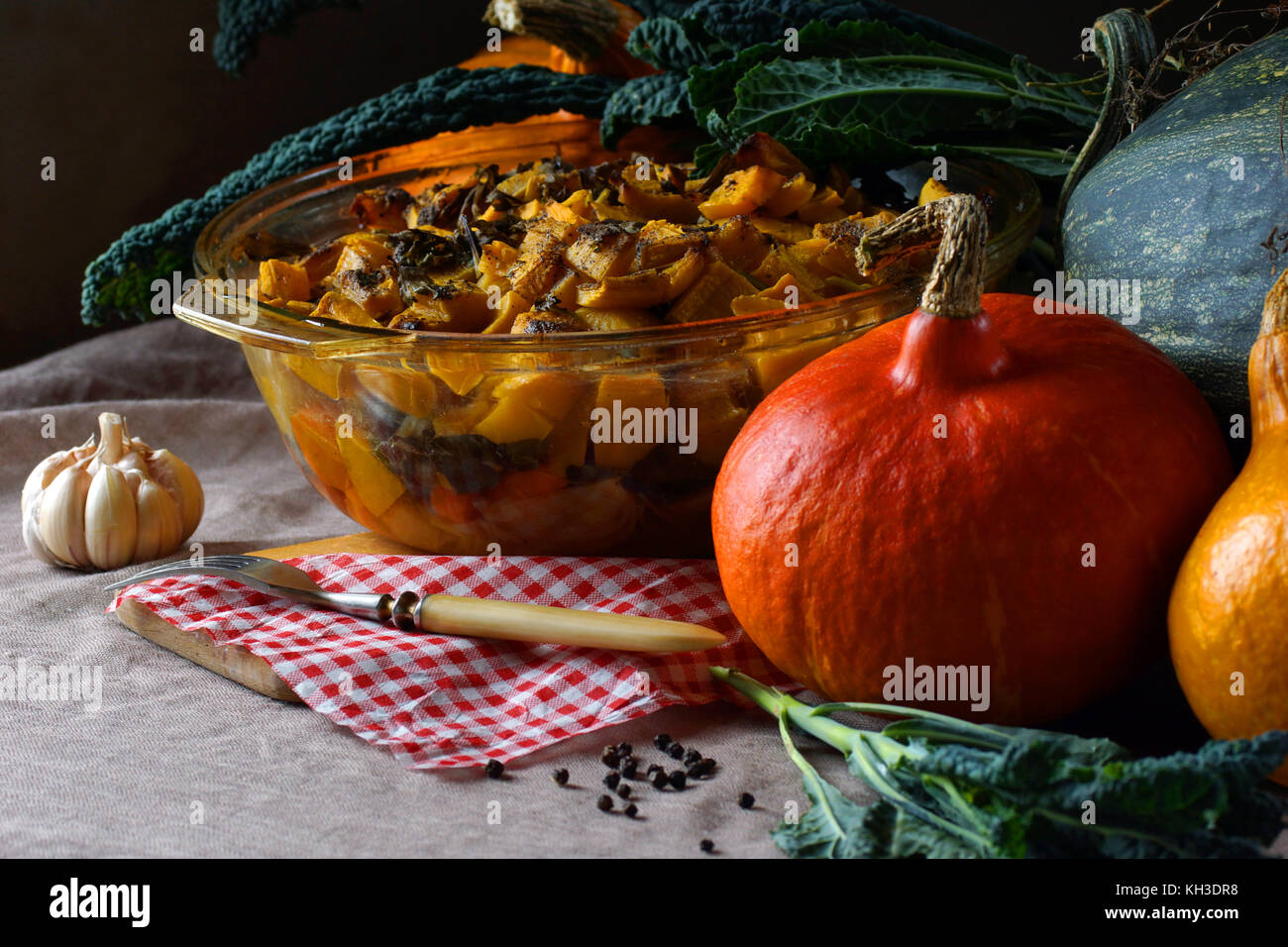Cazuela de verduras de temporada con calabaza, col rizada y perejil. Foto de stock