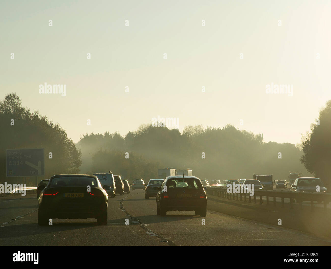 Autopista m27 con congestión de tráfico bajo el sol de invierno Foto de stock