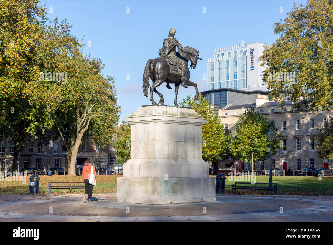 La estatua ecuestre del Rey Guillermo III en Queen Square, Ciudad Vieja, Bristol, Inglaterra, Reino Unido Foto de stock