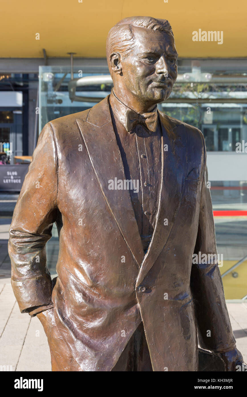 Cary Grant (el actor nacido en Bristol) estatua en bronce en la plaza del Milenio, Harborside, Bristol, Inglaterra, Reino Unido Foto de stock