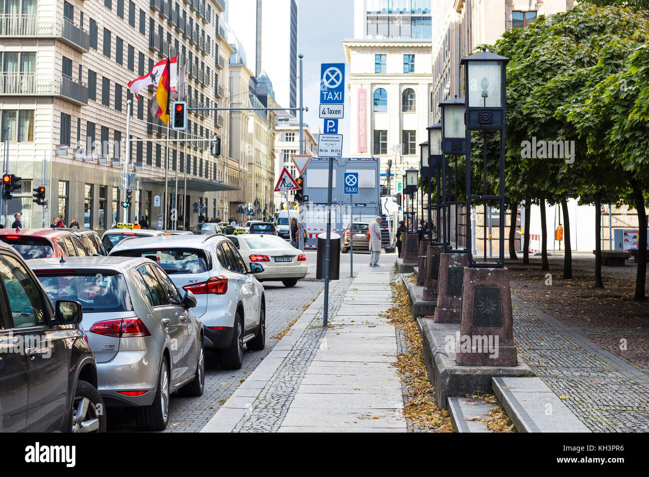 Berlín, Alemania - 13 de septiembre, 2017: el tráfico de automóviles en charlottenstrasse street, en la ciudad de Berlín en septiembre. Berlín es la capital y la ciudad más grande Foto de stock