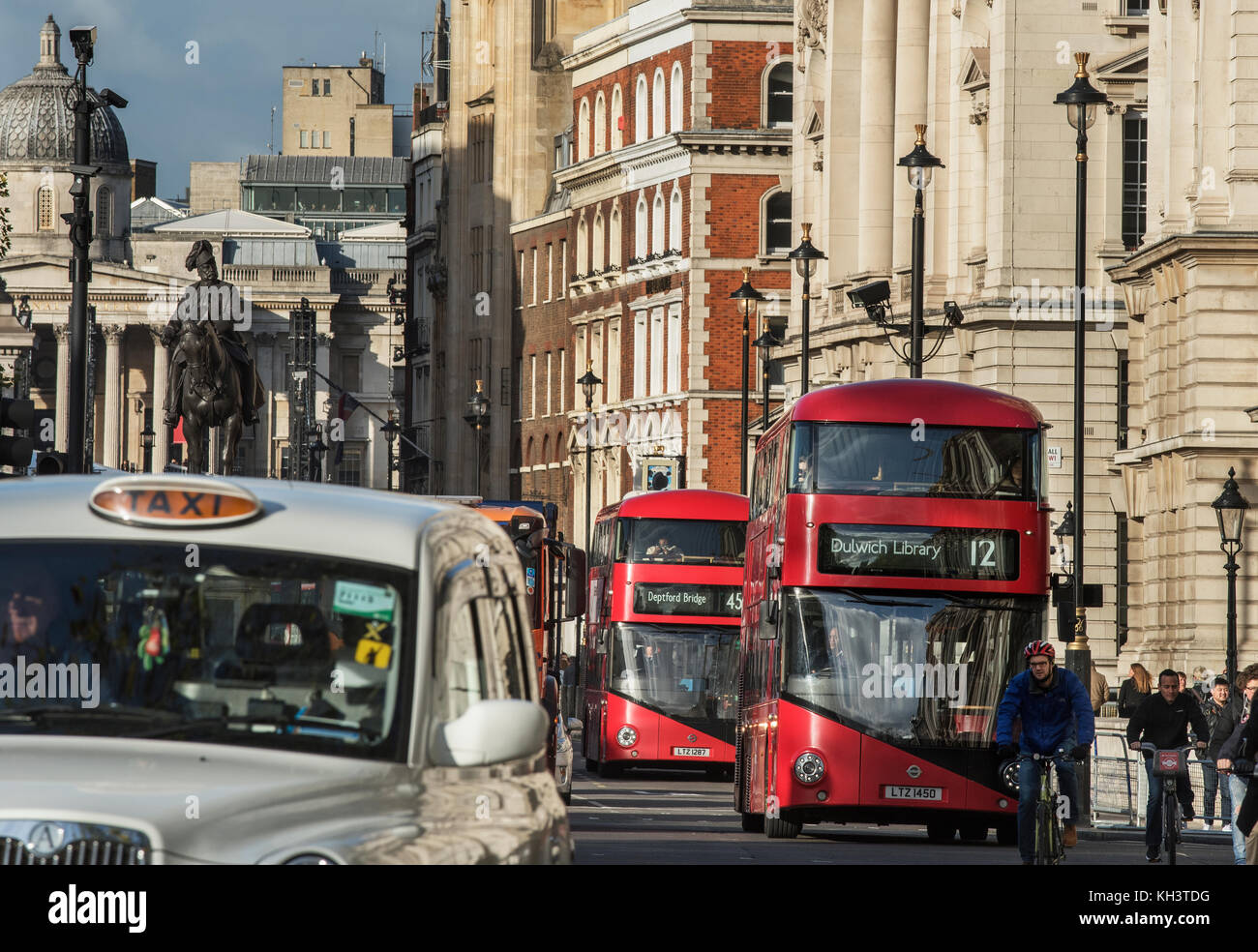 Londres, el tráfico pesado que se ve aquí en Westmister Whitehall, Londres, Inglaterra. Noviembre de 2017 Foto de stock