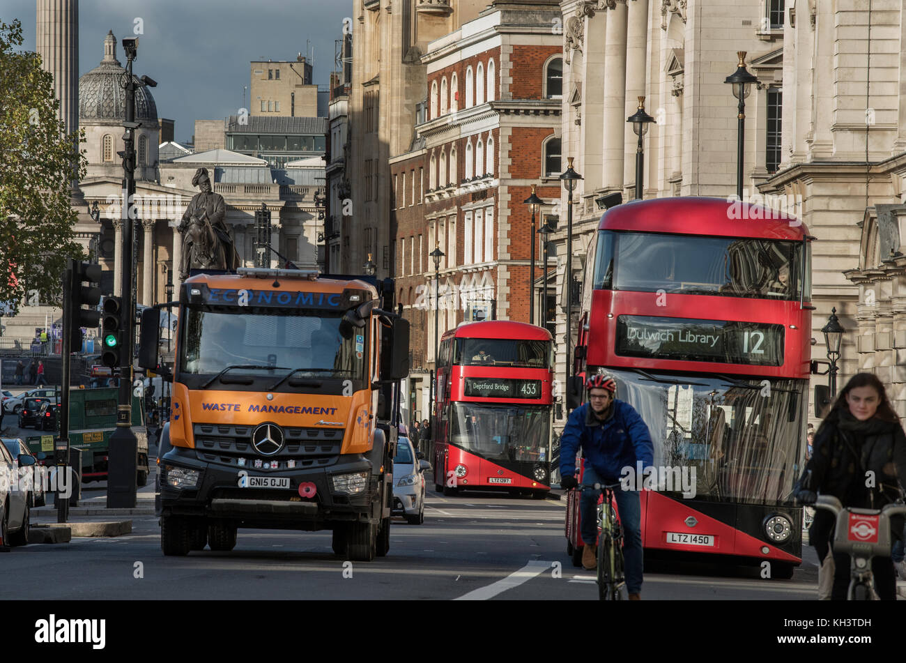 Londres, el tráfico pesado que se ve aquí en Westmister Whitehall, Londres, Inglaterra. Noviembre de 2017 Foto de stock
