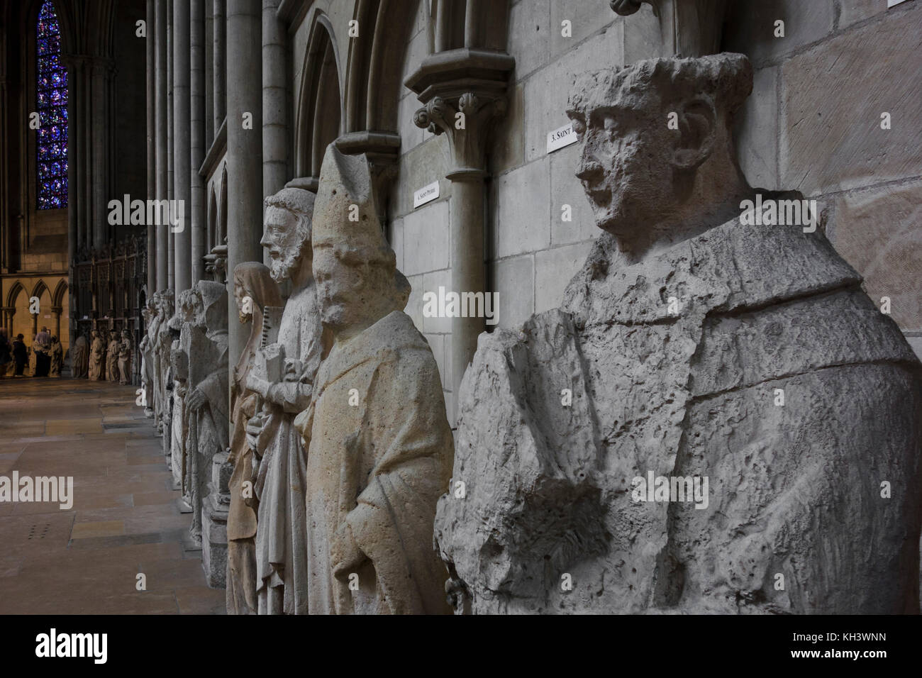 Las estatuas de santos en el interior de la Catedral de Rouen, Normandía, Francia Foto de stock