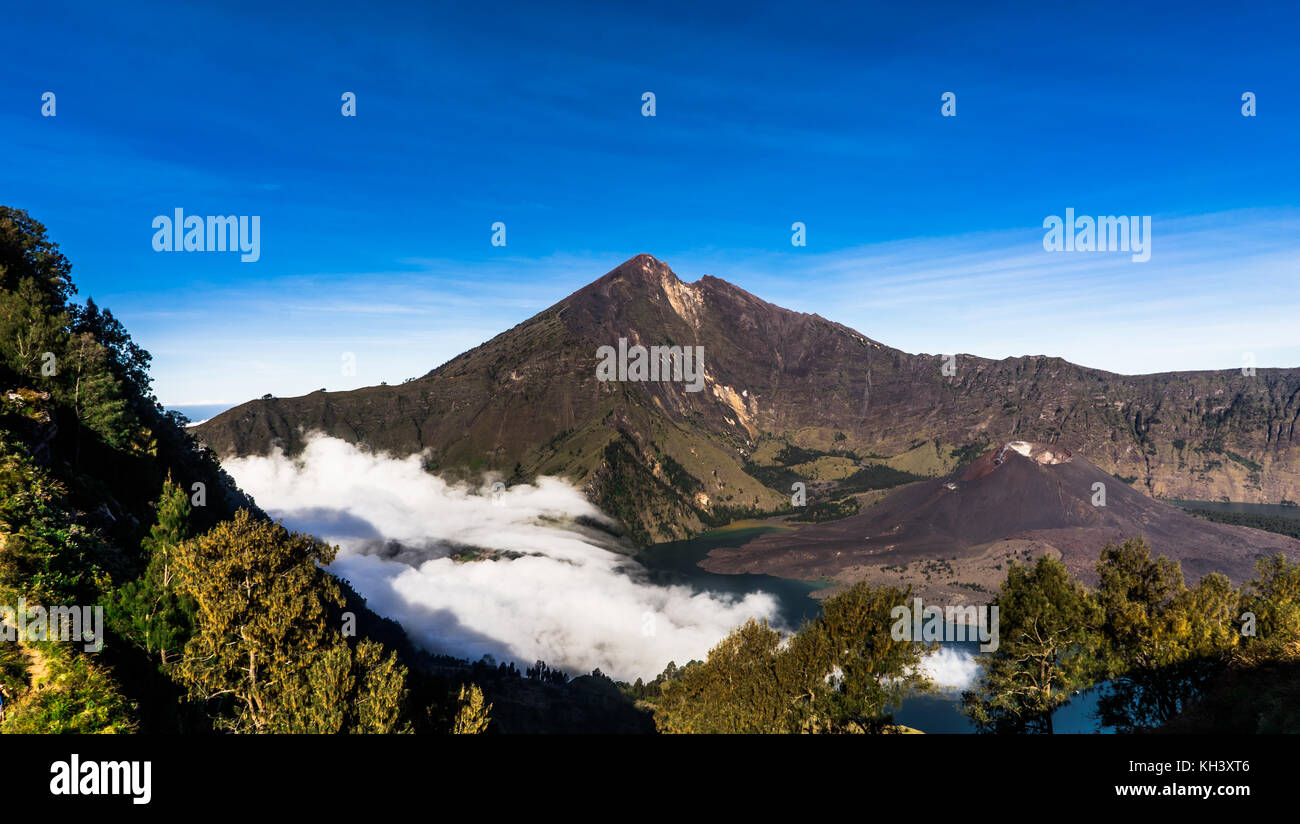 El lago del cráter del volcán del Monte Rinjani en Lombok Indonesia Foto de stock