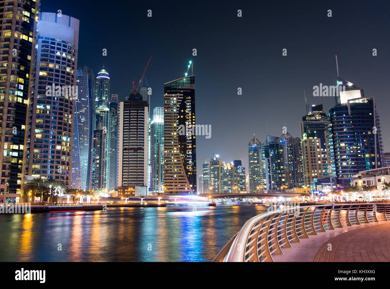 Con modernos rascacielos de Dubai Marina y aguas tranquilas vistas nocturnas Foto de stock