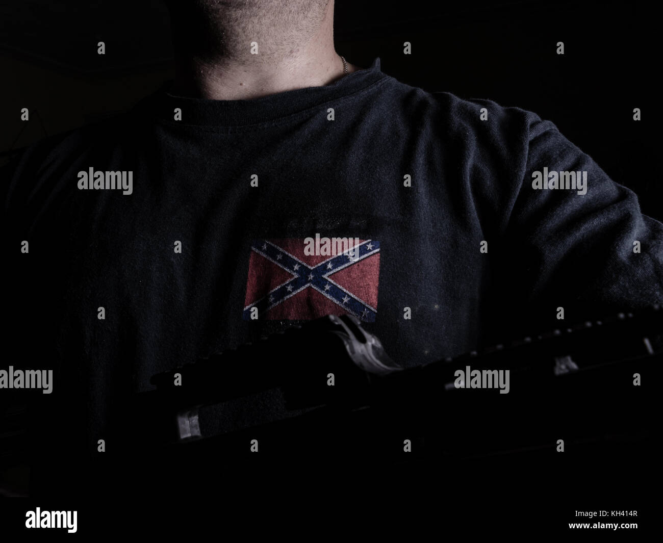 Anonymous hombre que llevaba una bandera confederada camiseta celebración  rifle de asalto Fotografía de stock - Alamy