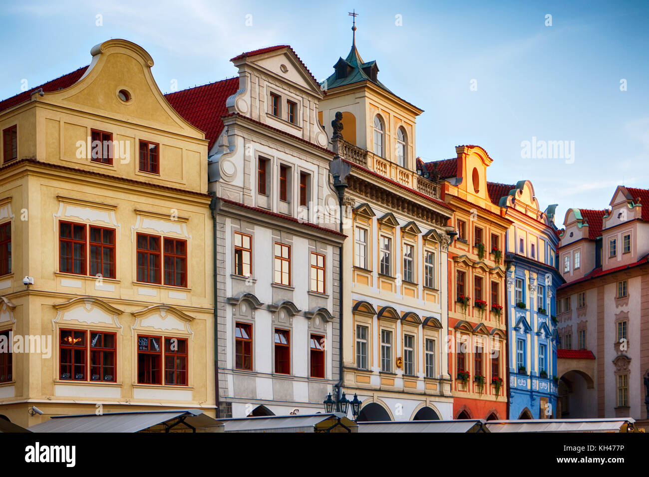 Ángulo de visión baja de coloridas casas en la plaza de la ciudad vieja de Praga, República Checa Foto de stock
