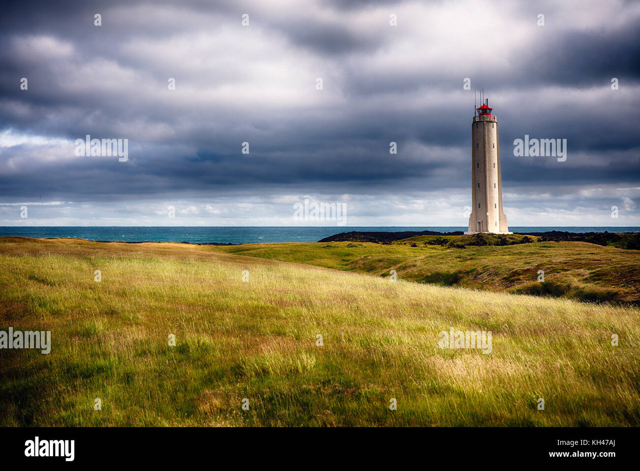 Vista de ángulo bajo del faro de Malariff en la península de Snaefellsnes, Islandia Foto de stock