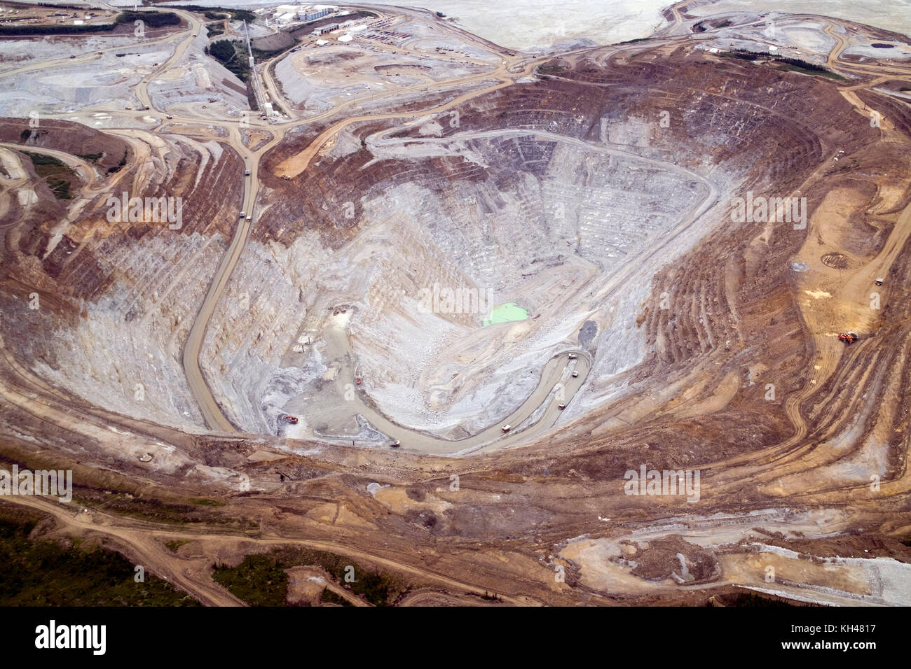 Una vista aérea de la gran mina de oro de Fort Knox, justo al norte de Fairbanks, Alaska. esta extracción de oro a cielo abierto es la operación más grande de su tipo en al. Foto de stock