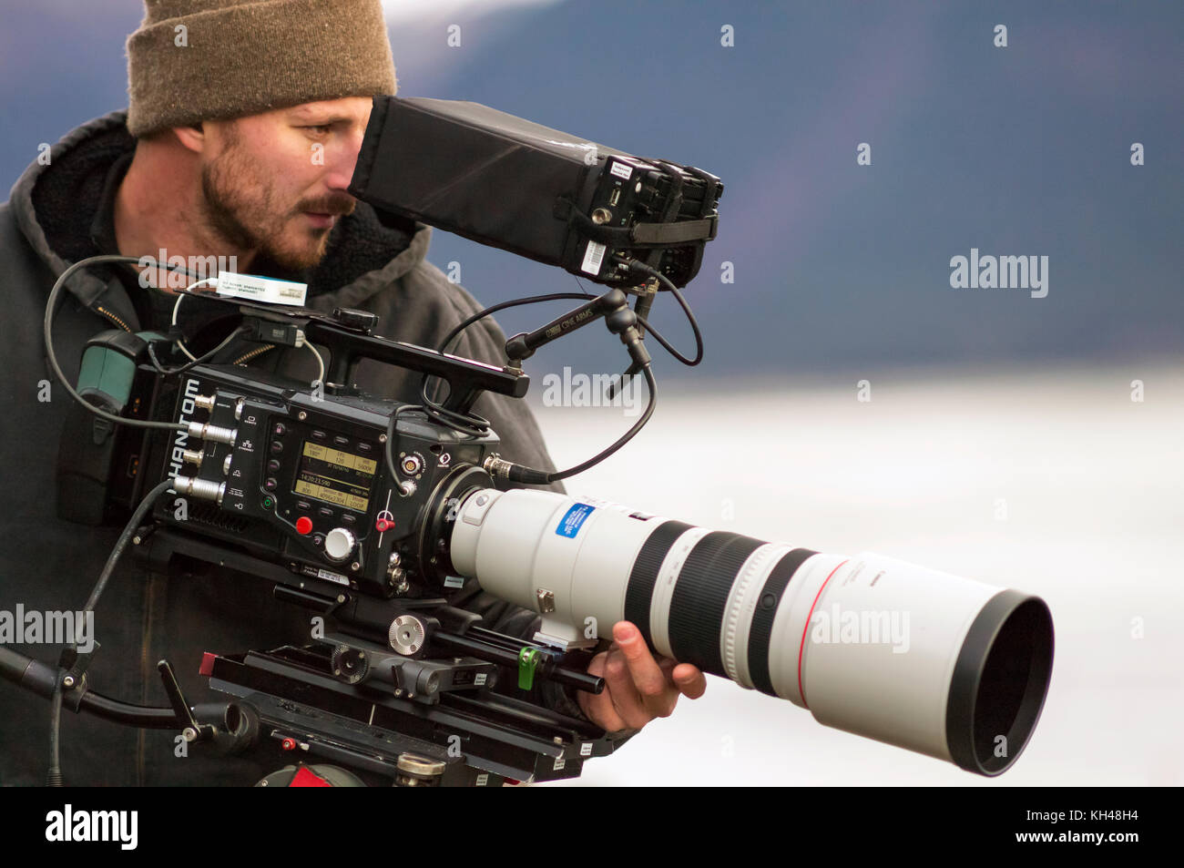 La alta velocidad de funcionamiento nick phantom flex 4k con la cámara de vídeo Canon 200-400mm f4.0 lente de zoom sobre un rodaje en Alaska, EE.UU. dispara a 960 fps. Foto de stock