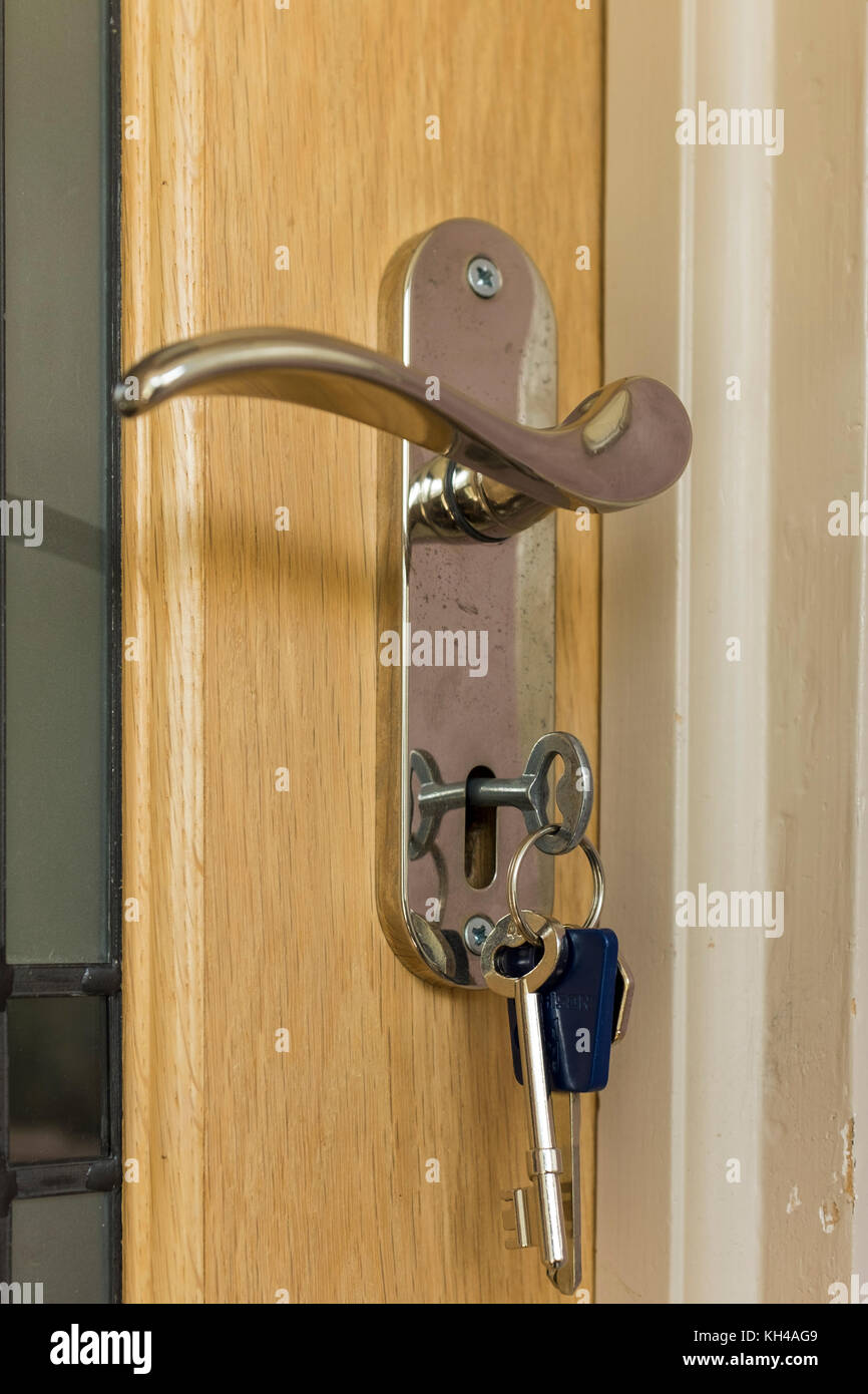 Puerta de madera con llave en cerradura fotografías e imágenes de alta  resolución - Alamy